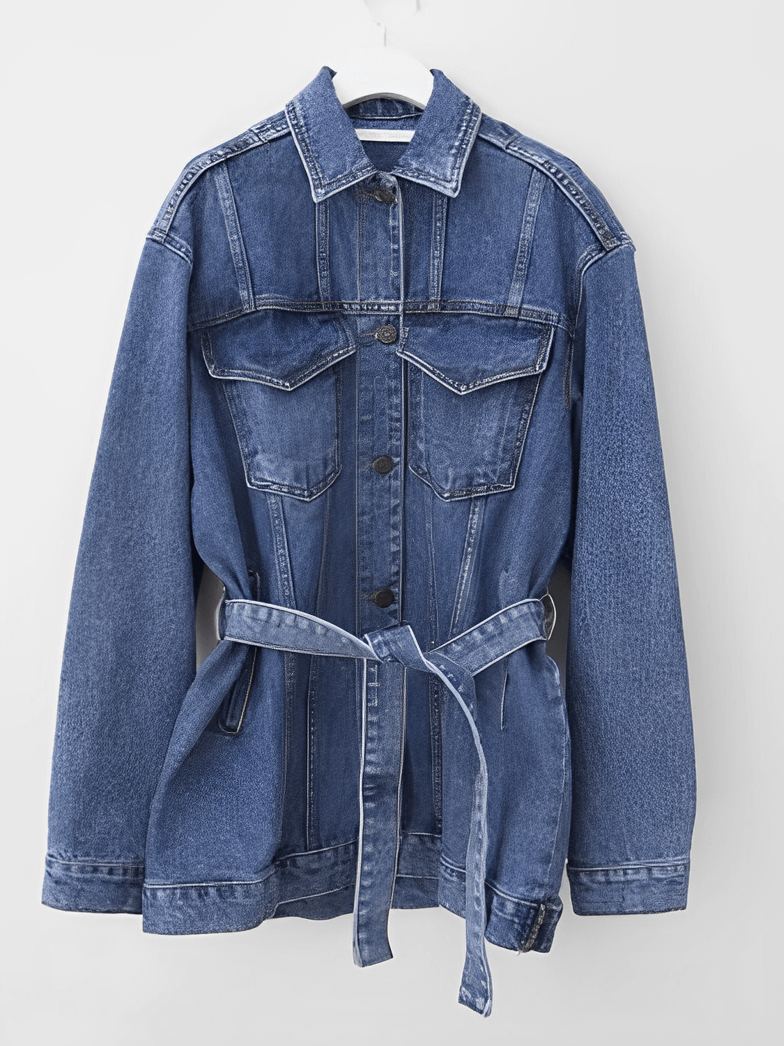 Casaco Feminino Jeans Alongado com Cinto Faixa e Fechamento em Botões – Ariana