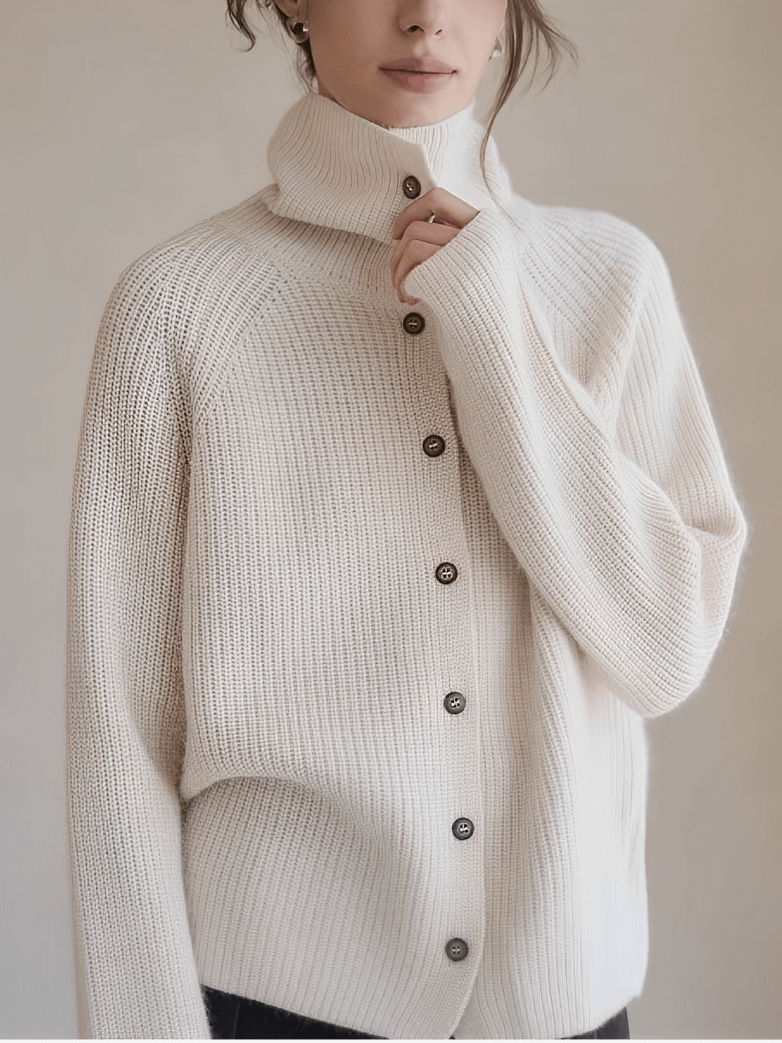 Cardigan Feminino em Lã com Gola Alta Ampla Estruturada e Fechamento em Botões – Romana