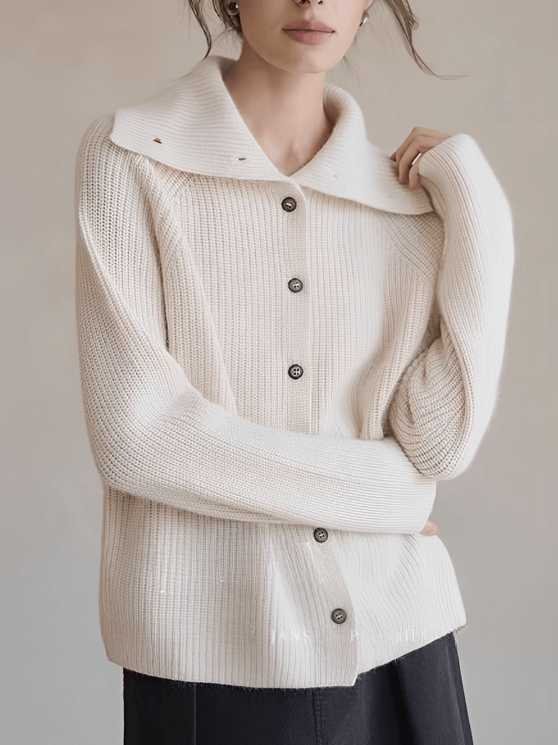 Cardigan Feminino em Lã com Gola Alta Ampla Estruturada e Fechamento em Botões – Romana