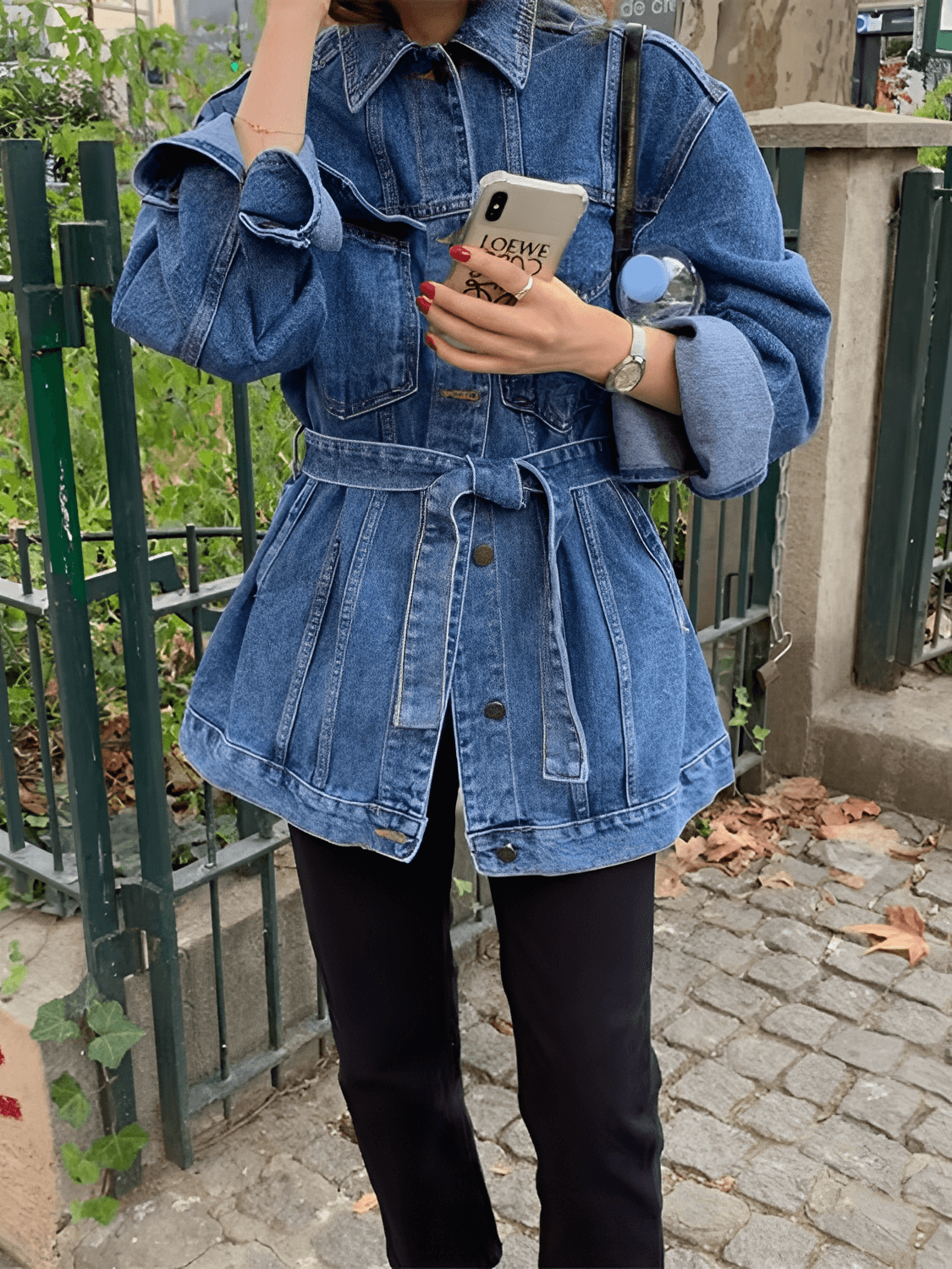 Casaco Feminino Jeans Alongado com Cinto Faixa e Fechamento em Botões – Ariana