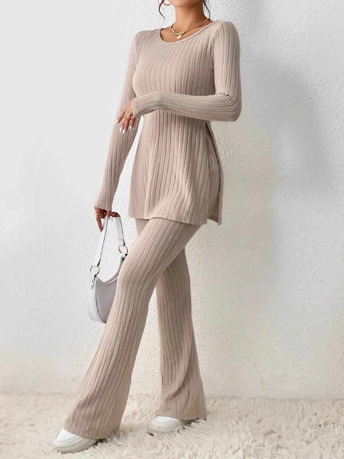 Conjunto Feminino em Tricô Canelado com Blusa Mullet Manga Longa com Fendas Laterais e Calça Flare com Cintura Alta Elástica - Sabrina