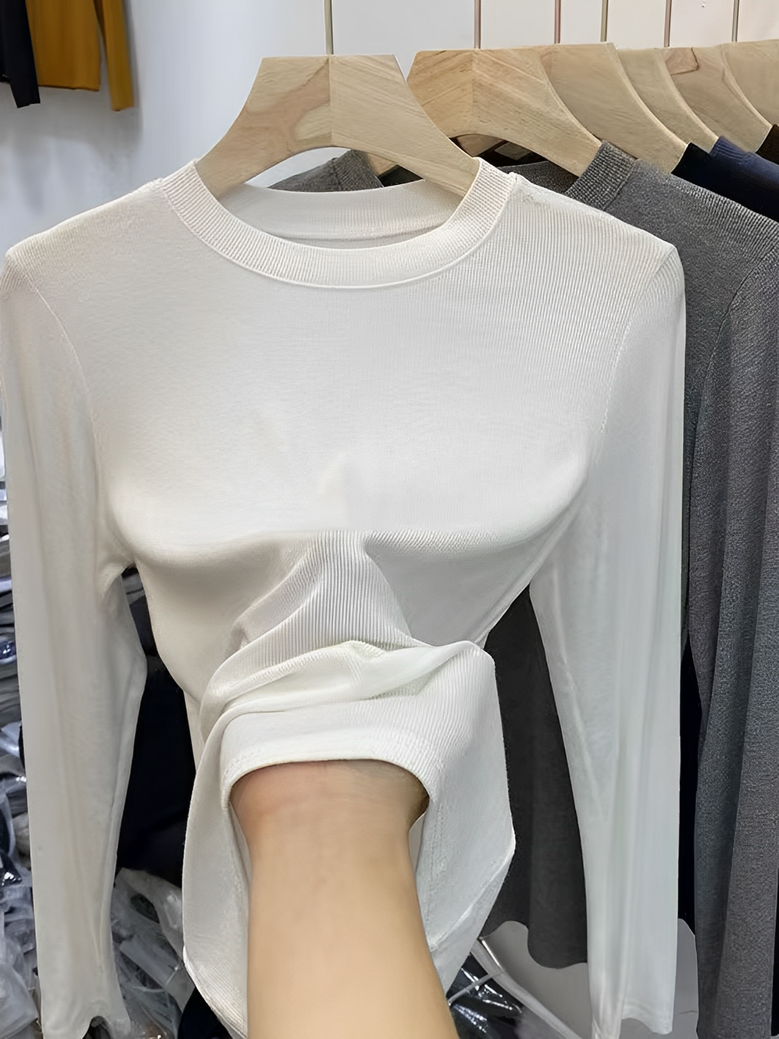 Blusa Feminina de Manga Longa Texturizada com Gola Redonda – Izabele