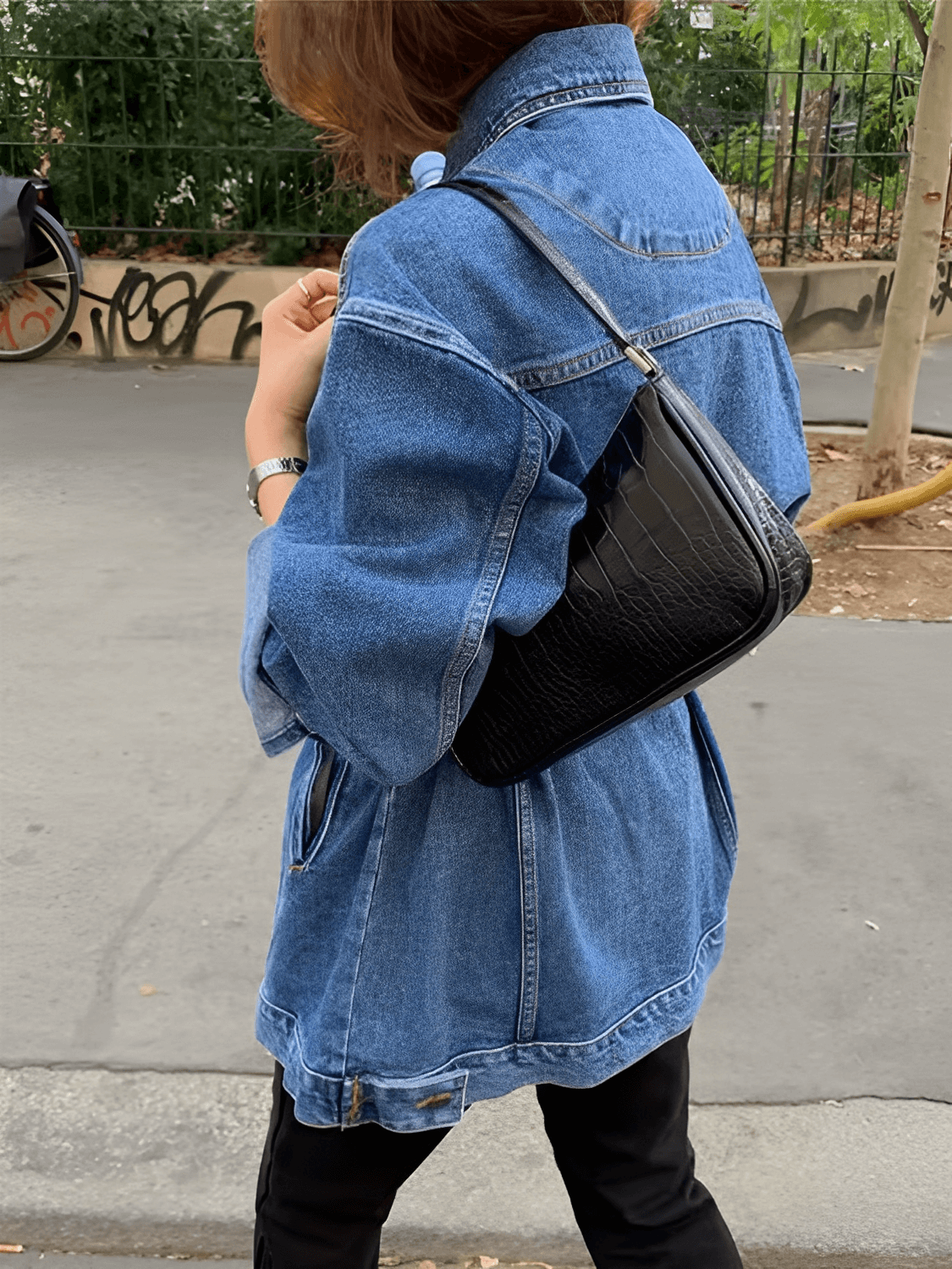 Casaco Feminino Jeans Alongado com Cinto Faixa e Fechamento em Botões – Ariana