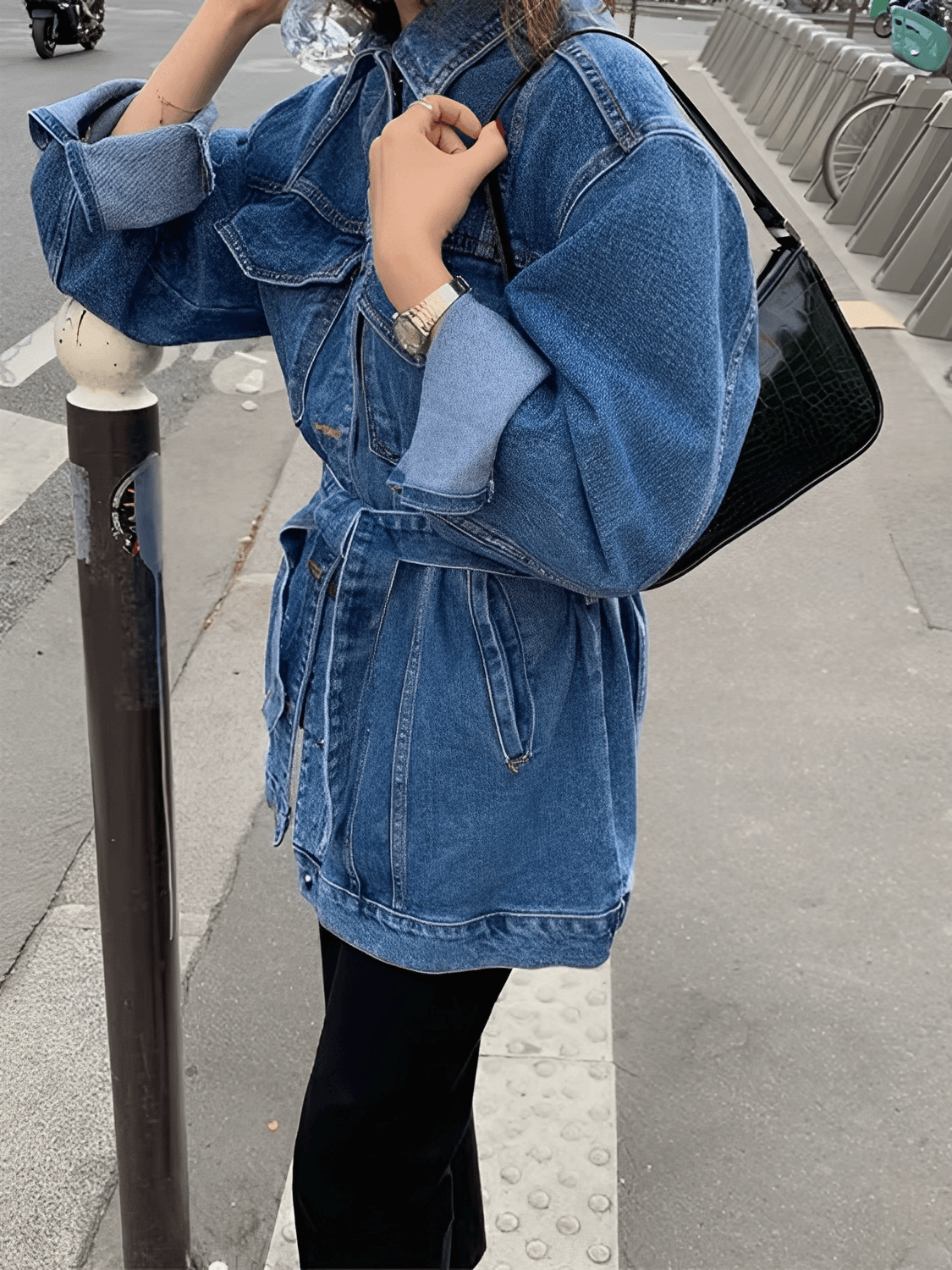 Casaco Feminino Jeans Alongado com Cinto Faixa e Fechamento em Botões – Ariana