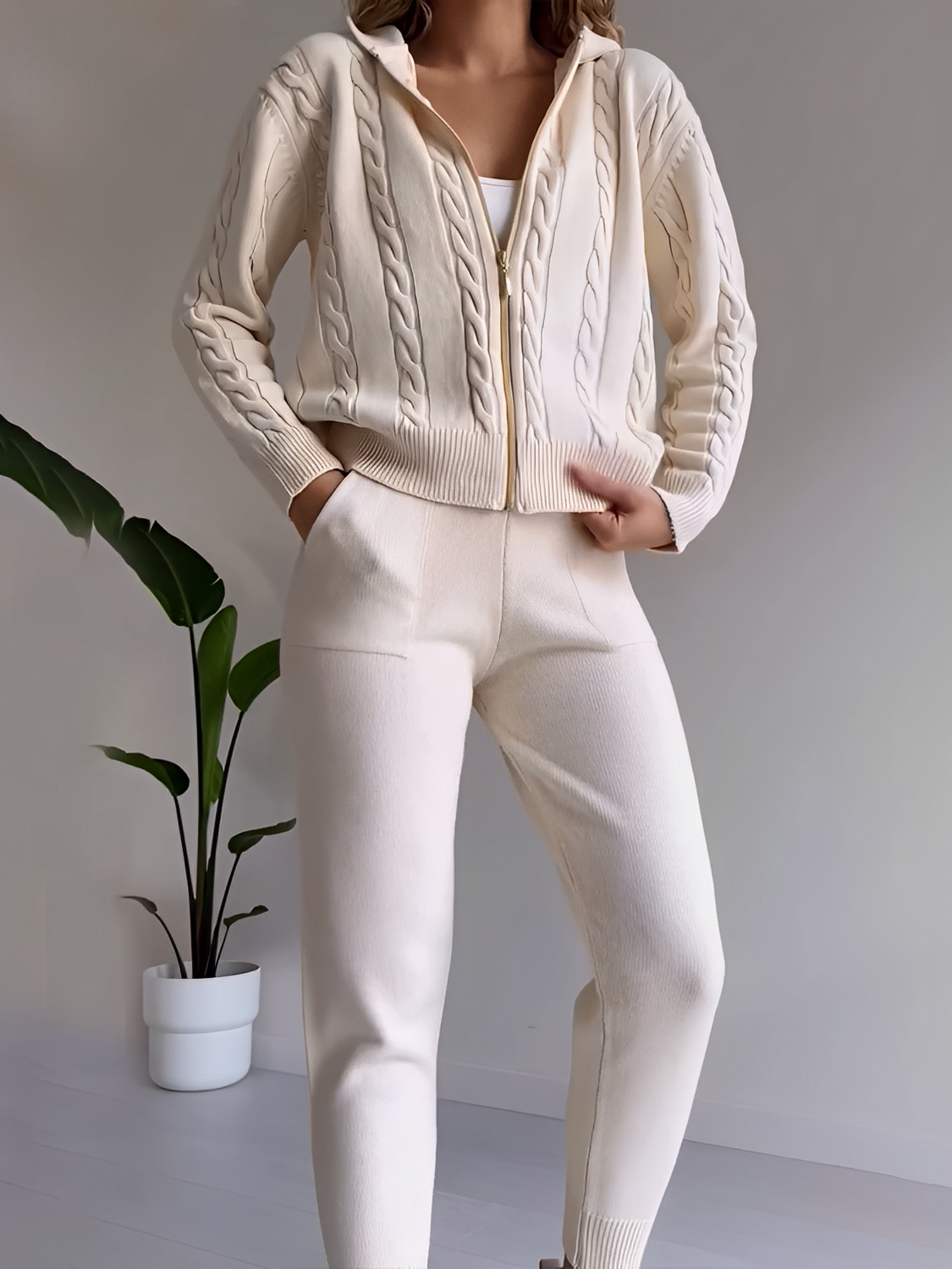 Conjunto Feminino de Tricô com Jaqueta Texturizada com Zíper e Calça Jogger de Cintura Elástica - Ciara