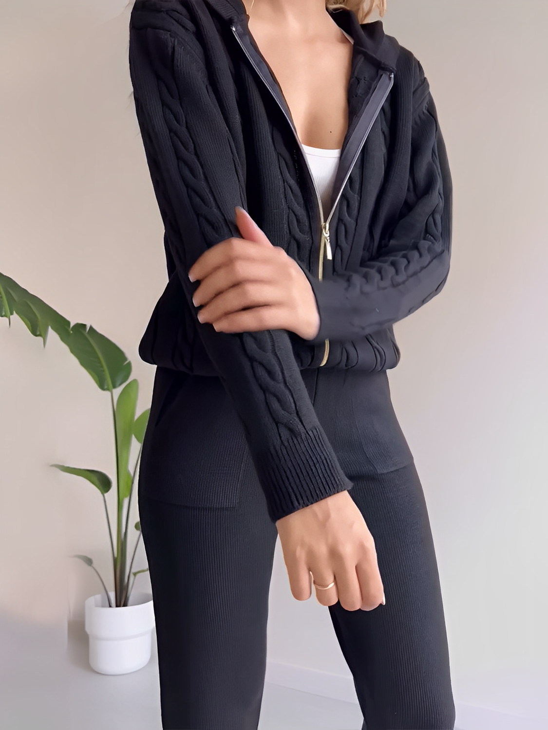Conjunto Feminino de Tricô com Jaqueta Texturizada com Zíper e Calça Jogger de Cintura Elástica - Ciara