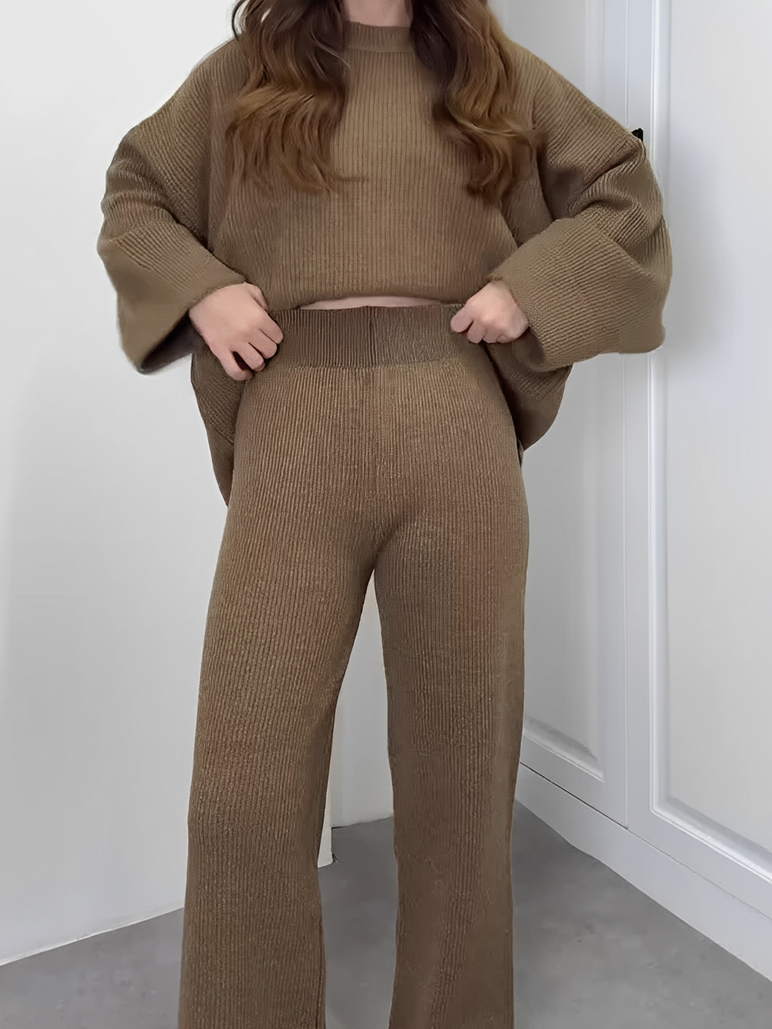 Conjunto Feminino de Tricô Canelado com Suéter Oversized Mullet e Calça com Cintura Alta Elástica - Elis