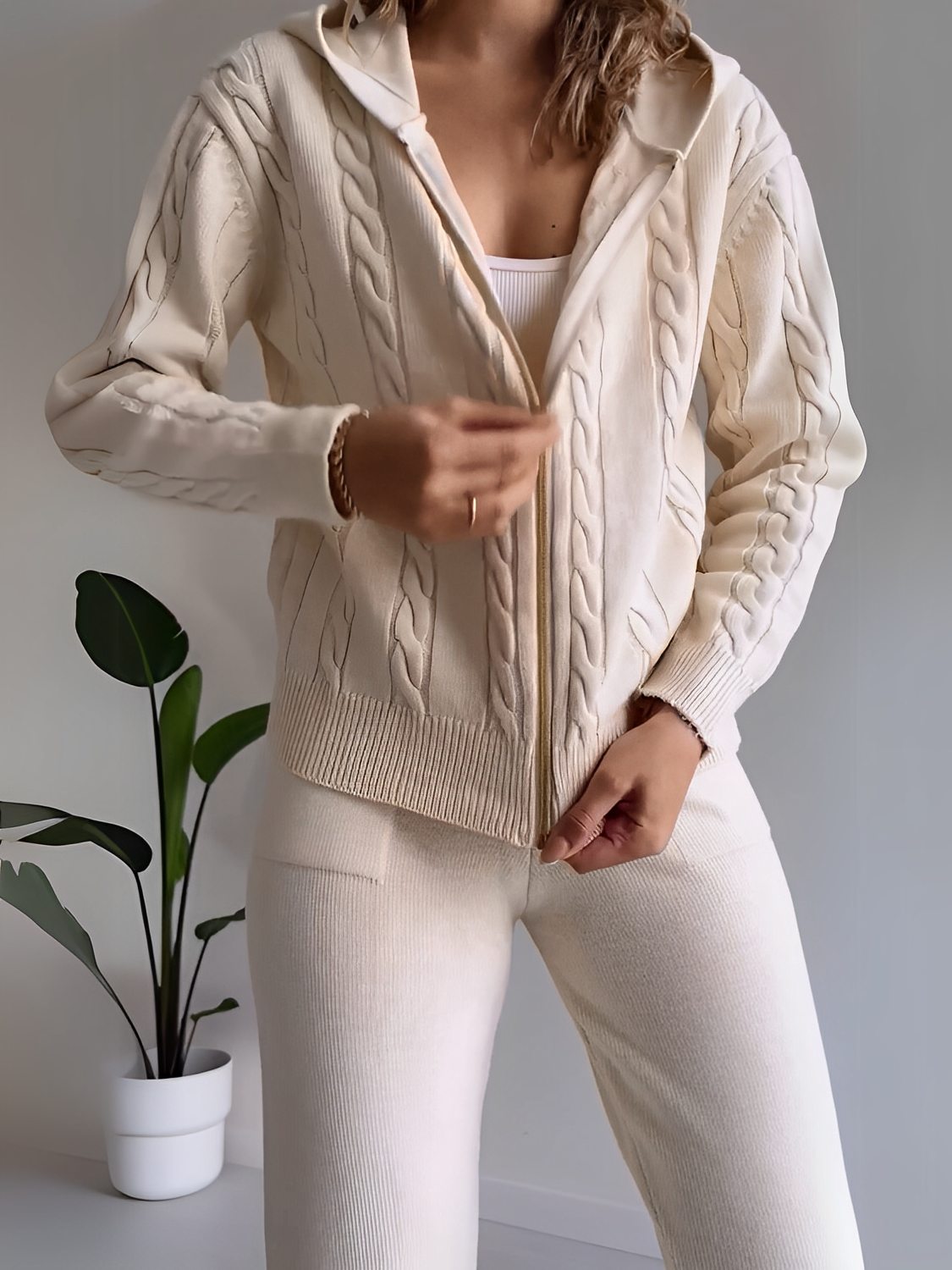 Conjunto Feminino de Tricô com Jaqueta Texturizada com Zíper e Calça Jogger de Cintura Elástica - Ciara