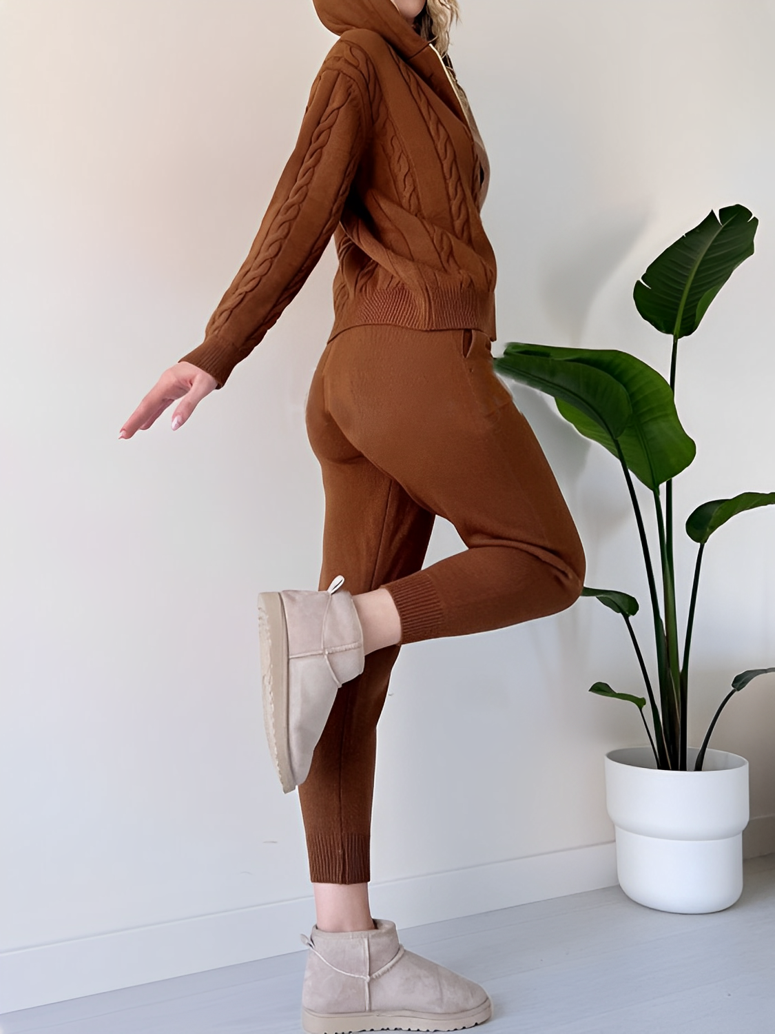 Conjunto Feminino de Tricô com Jaqueta Texturizada com Zíper e Calça Jogger de Cintura Elástica - Ciara