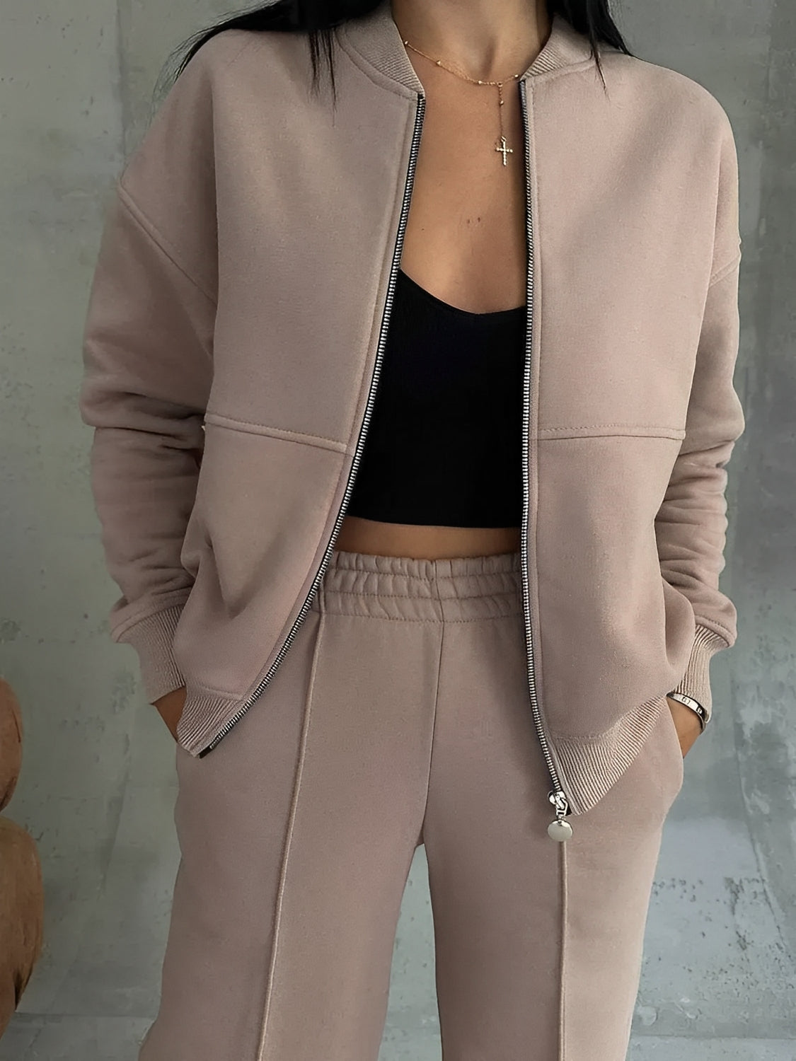 Conjunto Feminino com Jaqueta de Zíper e Calça Reta com Bolsos - Bruna