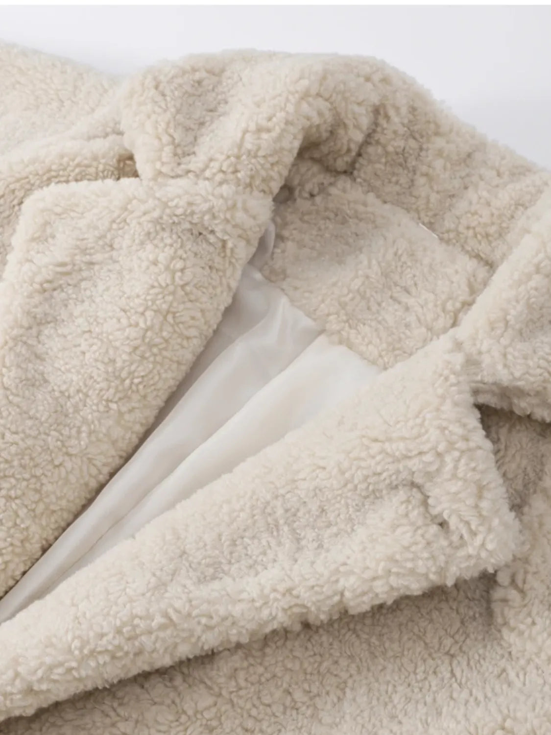 Casaco Feminino Teddy em Lã Peluciado com Bolsos - Pérola