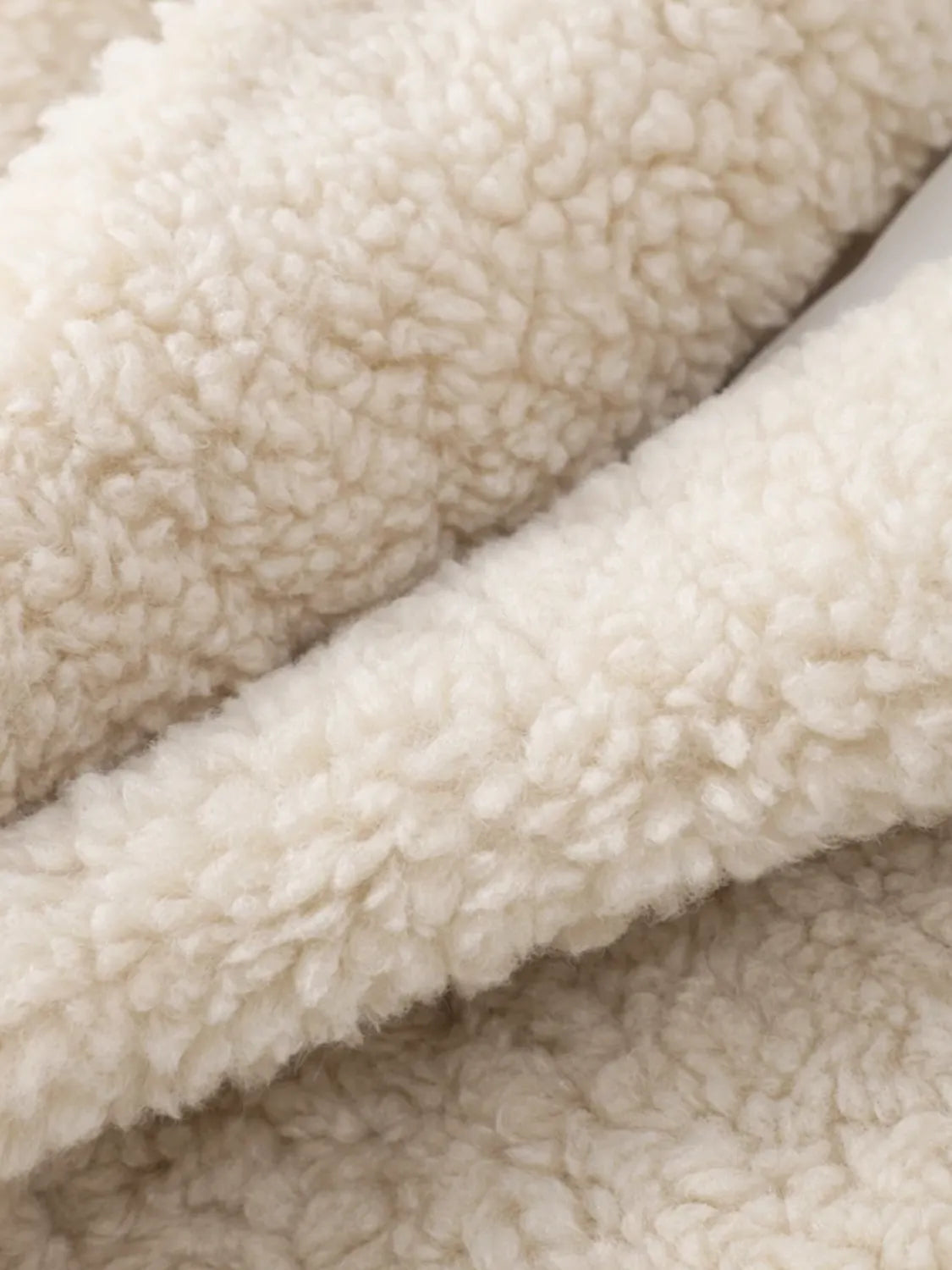 Casaco Feminino Teddy em Lã Peluciado com Bolsos - Pérola
