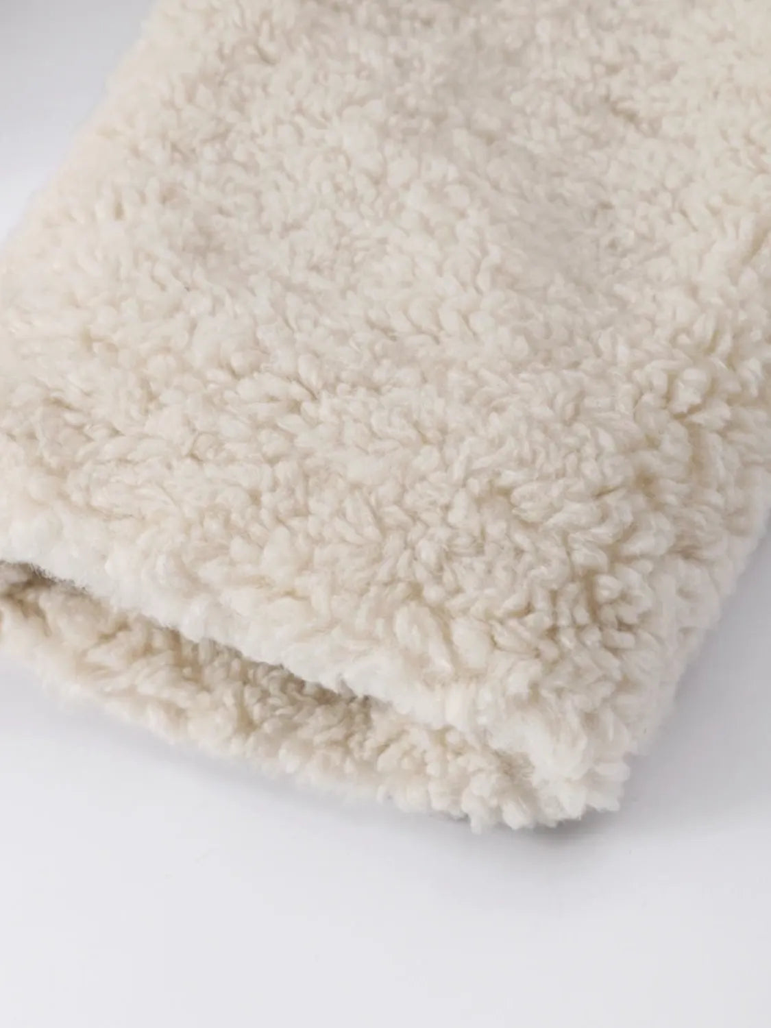 Casaco Feminino Teddy em Lã Peluciado com Bolsos - Pérola
