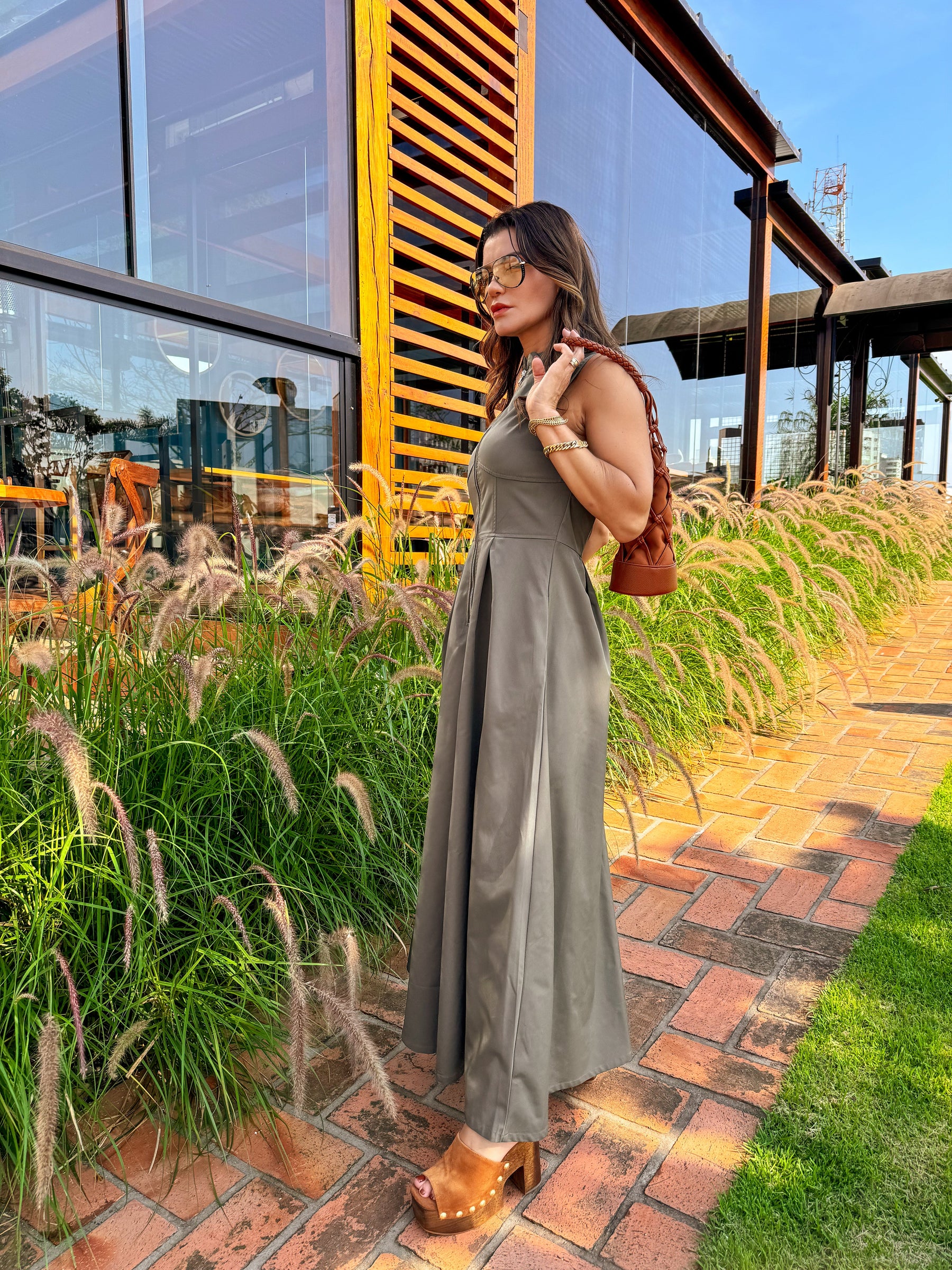 Vestido Feminino Longo Fechamento em Zíper no Busto com Cintura Império e Bolsos - Liriel