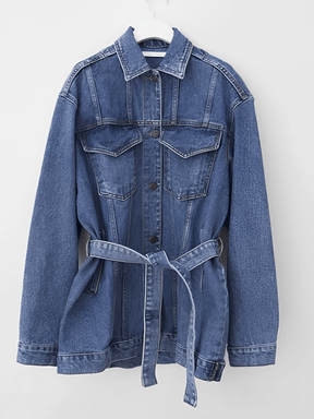 Casaco Feminino Jeans Alongado com Cinto Faixa e Fechamento em Botões – Ariana