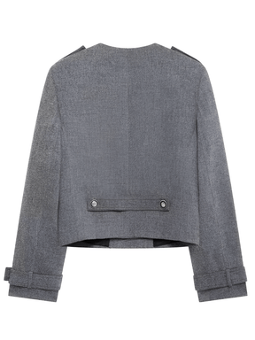 Conjunto Feminino em Alfaiataria Estruturada com Casaco Trespassado de Botões Duplos Ombreira Decorativa e Saia Curta Plissada – Cristine