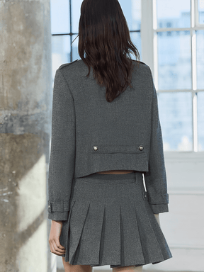 Conjunto Feminino em Alfaiataria Estruturada com Casaco Trespassado de Botões Duplos Ombreira Decorativa e Saia Curta Plissada – Cristine