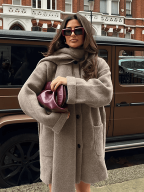 Casaco Feminino Oversized em Lã Batida com Bolsos Frontais Botões e Cachecol Removível com Franjas – Marjorie