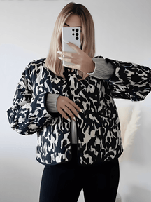Casaco Feminino Acolchoado com Estampa Animal Print Bolsos e Fechamento em Botão de Pressão - Pabline