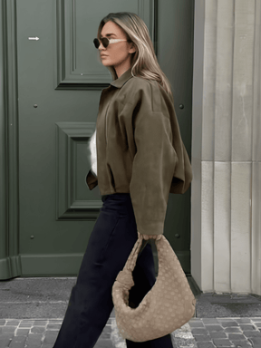 Jaqueta Feminina Bomber Oversized em Camurça com Zíper e Recortes nos Ombros – Ione