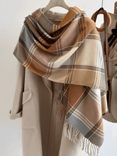 Cachecol Feminino em Caxemira Estampado em Xadrez Clássico e Acabamento com Franjas – Nadine