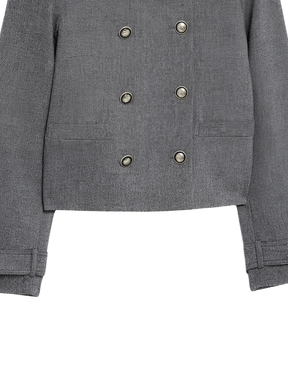Conjunto Feminino em Alfaiataria Estruturada com Casaco Trespassado de Botões Duplos Ombreira Decorativa e Saia Curta Plissada – Cristine