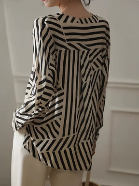 Camisa Feminina Listrada com Gola Redonda e Botões - Eudora