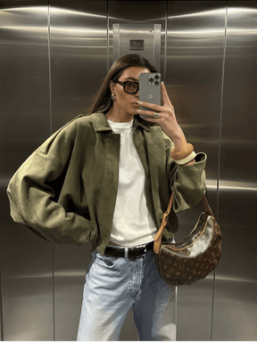 Jaqueta Feminina Bomber Oversized em Camurça com Zíper e Recortes nos Ombros – Ione