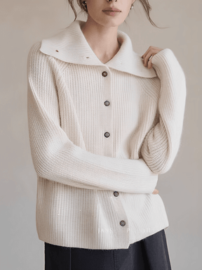 Cardigan Feminino em Lã com Gola Alta Ampla Estruturada e Fechamento em Botões  – Romana