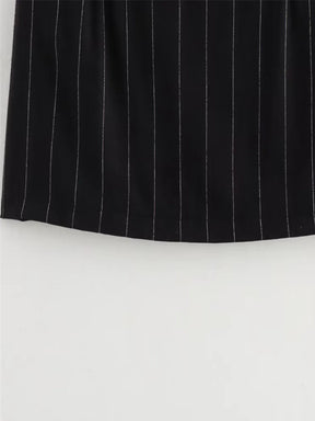 Conjunto Feminino Risca de Giz Colete com Botões e Amarração nas Costas e Saia Curta - Dara