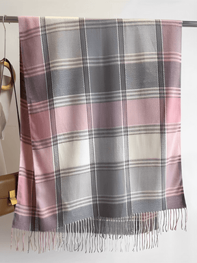 Cachecol Feminino em Caxemira Estampado em Xadrez Clássico e Acabamento com Franjas – Nadine