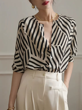 Camisa Feminina Listrada com Gola Redonda e Botões - Eudora