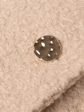 Sobretudo Feminino Longo Teddy em Lã com Cinto Faixa Removível e Fivelas nas Mangas – Jennie