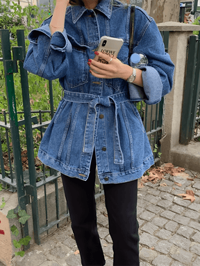 Casaco Feminino Jeans Alongado com Cinto Faixa e Fechamento em Botões – Ariana