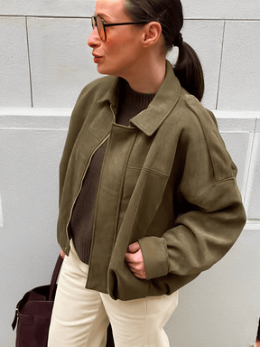 Jaqueta Feminina Bomber Oversized em Camurça com Zíper e Recortes nos Ombros – Ione