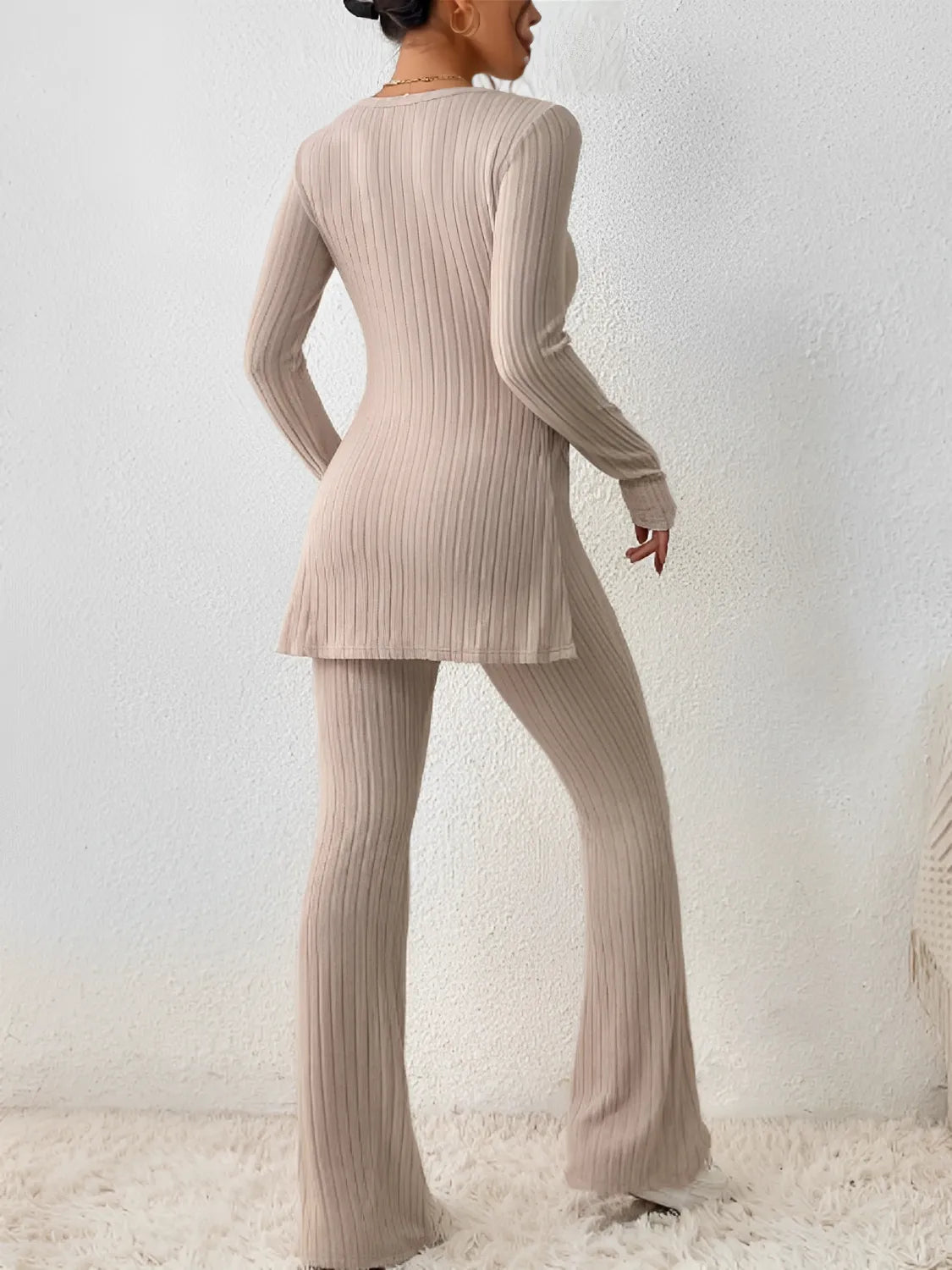 Conjunto Feminino em Tricô Canelado com Blusa Mullet Manga Longa com Fendas Laterais e Calça Flare com Cintura Alta Elástica - Sabrina