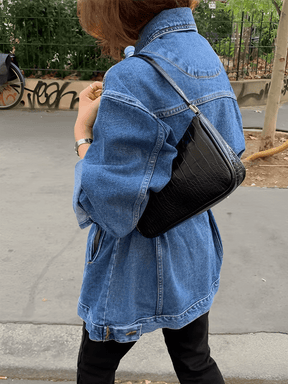 Casaco Feminino Jeans Alongado com Cinto Faixa e Fechamento em Botões – Ariana