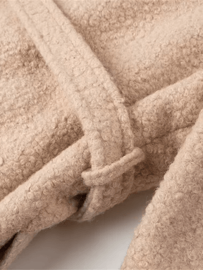 Sobretudo Feminino Longo Teddy em Lã com Cinto Faixa Removível e Fivelas nas Mangas – Jennie