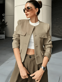 Casaco Feminino Tweed com Bolsos Decorativos e Fechamento em Botões - Angelique