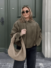 Jaqueta Feminina Bomber Oversized em Camurça com Zíper e Recortes nos Ombros – Ione