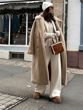 Sobretudo Feminino Longo Teddy em Lã com Cinto Faixa Removível e Fivelas nas Mangas – Jennie