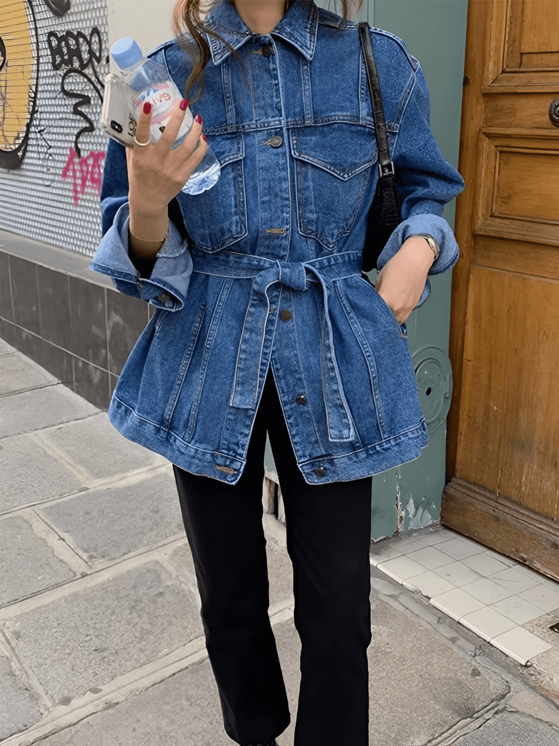 Casaco Feminino Jeans Alongado com Cinto Faixa e Fechamento em Botões – Ariana