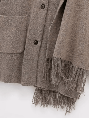 Casaco Feminino Oversized em Lã Batida com Bolsos Frontais Botões e Cachecol Removível com Franjas – Marjorie