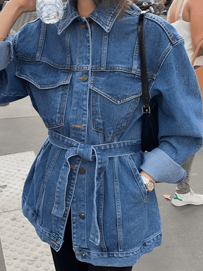 Casaco Feminino Jeans Alongado com Cinto Faixa e Fechamento em Botões – Ariana