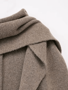 Casaco Feminino Oversized em Lã Batida com Bolsos Frontais Botões e Cachecol Removível com Franjas – Marjorie