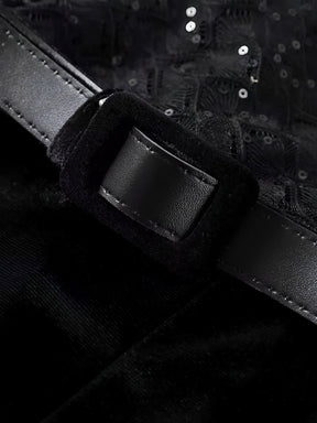 Macacão Feminino de Renda com Lantejoulas Ombreira e Punhos de Plumas e Calça Flare de Veludo - Noir