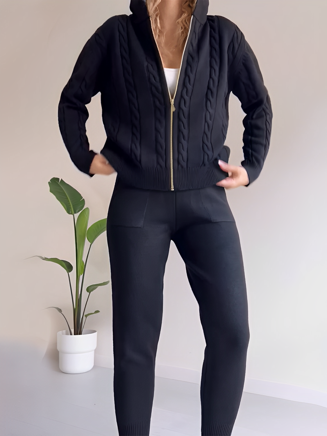 Conjunto Feminino de Tricô com Jaqueta Texturizada com Zíper e Calça Jogger de Cintura Elástica - Ciara