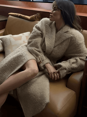 Sobretudo Feminino Longo Teddy em Lã com Cinto Faixa Removível e Fivelas nas Mangas – Jennie