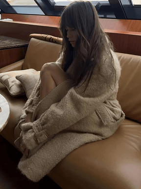 Sobretudo Feminino Longo Teddy em Lã com Cinto Faixa Removível e Fivelas nas Mangas – Jennie