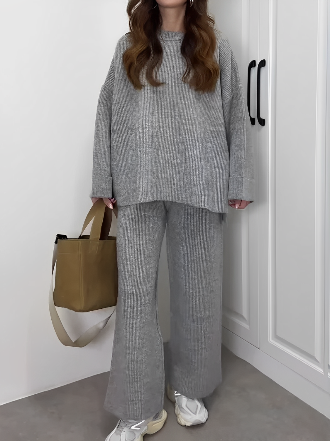 Conjunto Feminino de Tricô Canelado com Suéter Oversized Mullet e Calça com Cintura Alta Elástica - Elis
